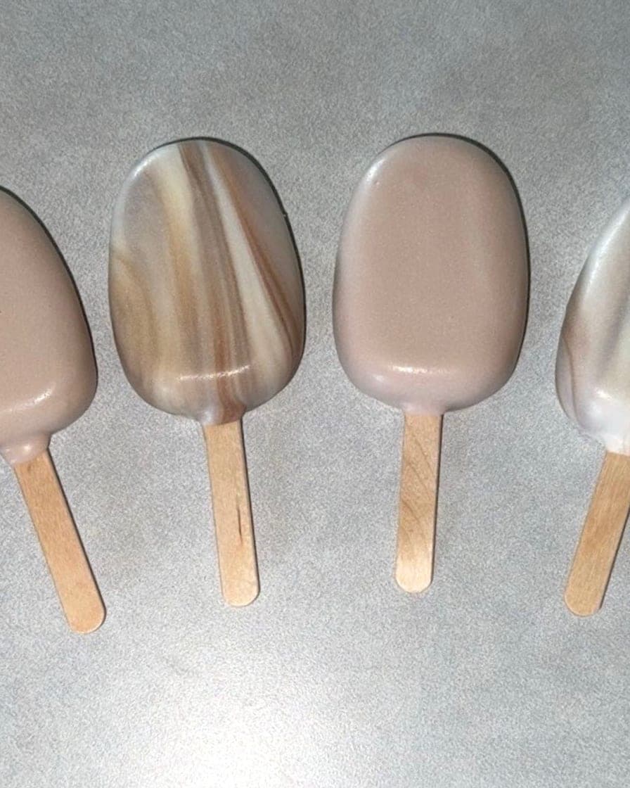 Marbled chocolate and neutral cakesicles in a row